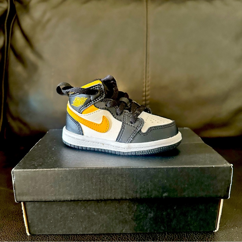 Toddler Jordan 1s size 5c